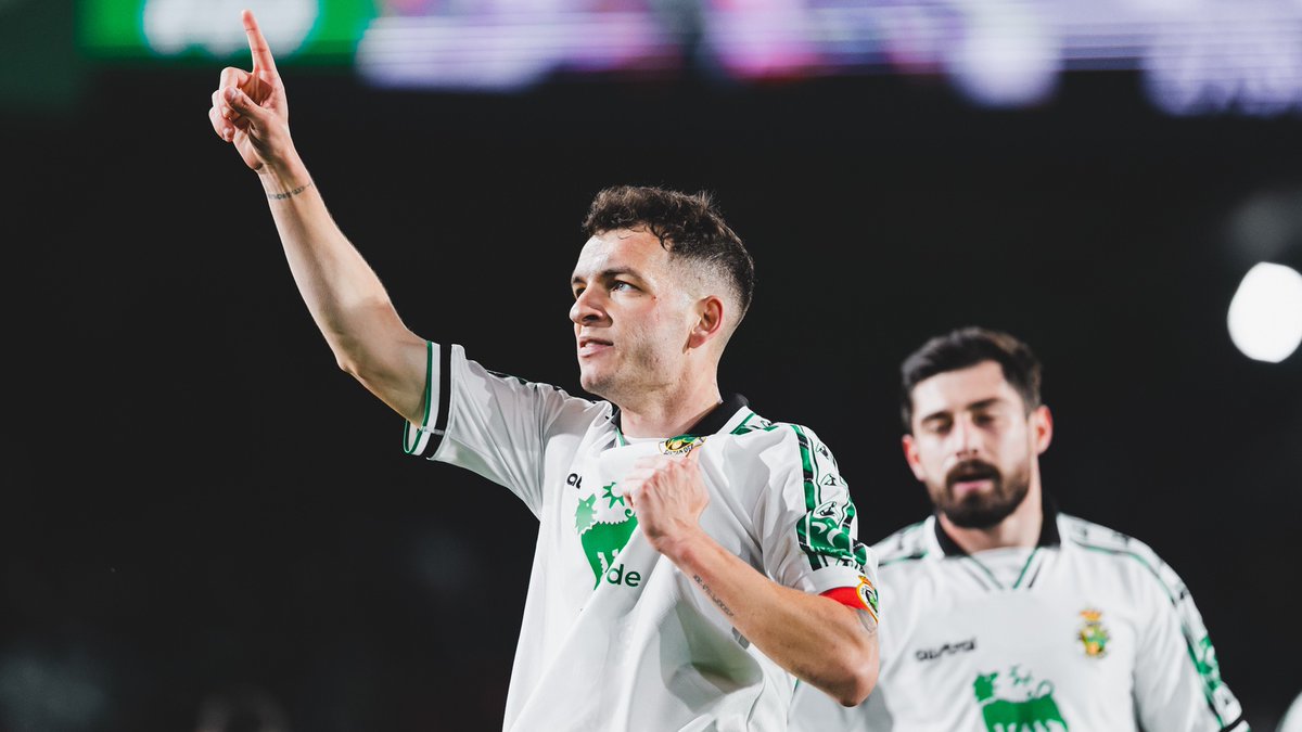 Este tío lleva tres años en la cabeza que tiene que subir al Racing, y está haciendo lo que sea por ello. 

Rechazando ofertas de mucho dinero y de primera división.

Don Iñigo Vicente Elorduy, historia del Real Racing Club de Santander.