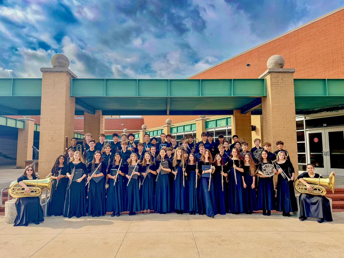 BryanCalvert3's tweet photo. SWEEPSTAKES FOR BOTH BANDS!! Way to go Colts!!! 🎉👏🏼🎉👏🏼💙🤍 @CmsColts @GCISDFineArts https://t.co/rDQ0V2zFI3