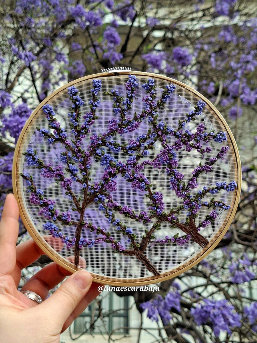 Bordado de jacaranda 💜
Aro de 17 cm de diámetro.
✨️Disponible✨️

Busca mi tienda en ig: lunaescarabaja  🌙🪲