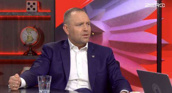 Teraz całe środowisko mediaworkerów z TVN24, Wyborczej i TVP info słucha, co Pan Prezydent Rzeczypospolitej dr Karol Nawrocki ma do powiedzenia. Miłe, prawda? 
A tak przy okazji: wspaniały nam się Prezydent przydarzył! 🇵🇱💪🇵🇱