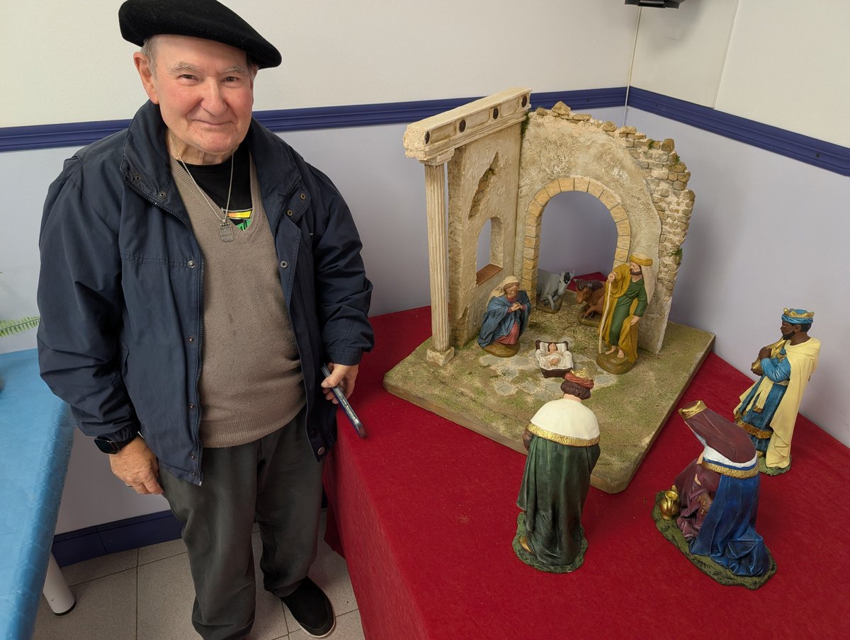 bonikowsky's tweet photo. A man from church made this detailed nativity scene for church https://t.co/92wlpQaY7M