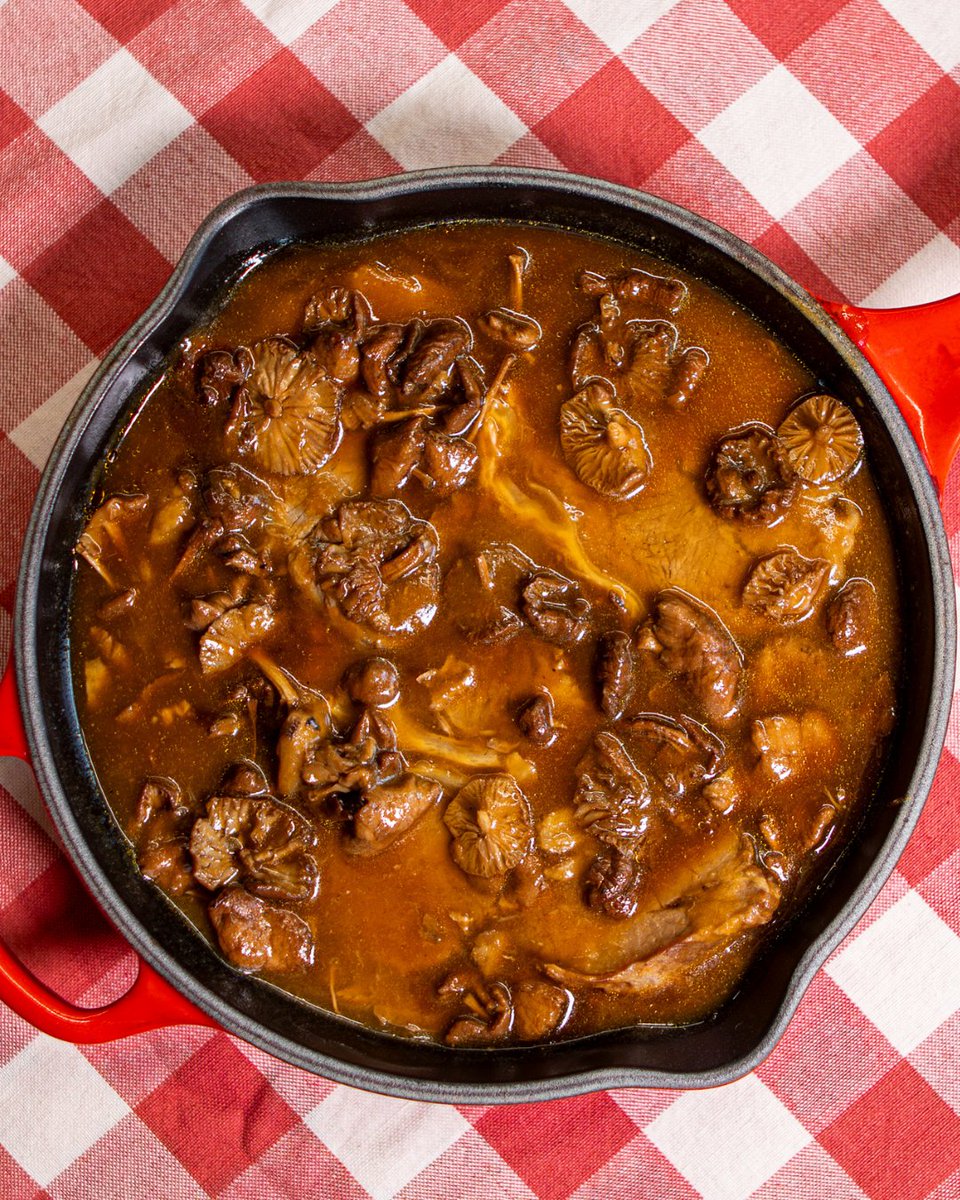 BenvingutsPages's tweet photo. El fricandó és una de les receptes més estimades de la cuina catalana. És el plat de la iaia, de la cuina lenta, de les hores que fan que la carn es desfaci sola. 🍖

https://t.co/1nnF7eqdP8

#BenvingutsAPagès #Fricandó #CuinaCatalana https://t.co/FVBxHahloj