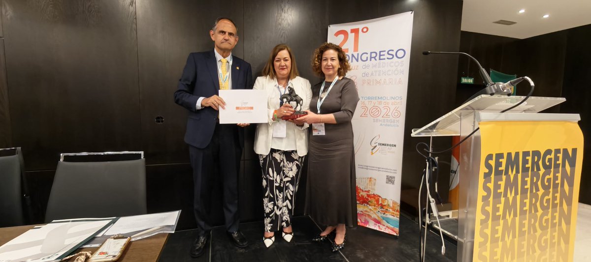 SEMERGENAndaluz's tweet photo. 🏆 Entrega del XVII Premio SEMERGEN Andalucía a la Atención Primaria.

Enhorabuena a la Galardonada, la Sra. Presidenta Confederación Andaluza de Alzheimer y Otras Demencias (ConFEAFA),
Dª. Ángela García Cañete. 👩‍⚕️👏

#quenoteconfundan
#semergenandaluz26 https://t.co/fd56ZsC03V