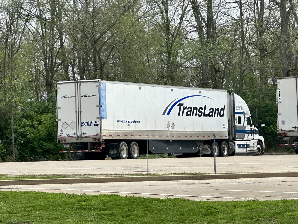 VioletRaineFur's tweet photo. I’m no longer going to Detroit I’m now following this truck to TransLand 🏳️⚧️
#trans #mtf #transland https://t.co/wit7ThQnUT