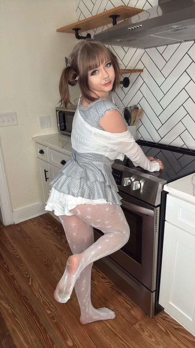 Oops my feet r kinda dirty ˃ 𖥦 ˂