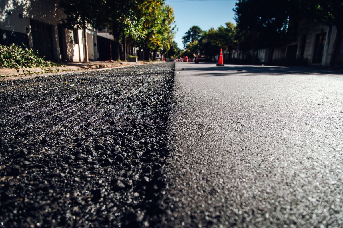 comunicacion_dp's tweet photo. 🚧 La ciudad sigue mejorando sus calles y avenidas.

Avanza la rehabilitación integral con asfalto en calle Mariano Fragueiro, entre Quevedo y Castelar: 500 metros renovados para una circulación más segura y fluida. 🛣️

A diferencia del bacheo, esta intervención recupera tramos completos, mejorando de fondo la calzada y la seguridad vial.

En paralelo, el Plan de Reparación Vial Integral sigue activo en distintos frentes: avenida Duarte Quirós, Alem, Marcelo T. de Alvear, Costanera, Florencio Parravicini, Vélez Mariconde, Cañada de Gómez, Naciones Unidas, Enrique Finocchietto, Cacheuta y Huiliches, avenida Vélez Sarsfield y calle Defensa.

Además, avanzan tareas de mantenimiento en calles de tierra en barrios como Floresta Norte, San Felipe, Villa Unión, Recreo Norte, Barrio 25 de Mayo, Ampliación Altos de Vélez Sarsfield y Camino Las Chacras. 💪