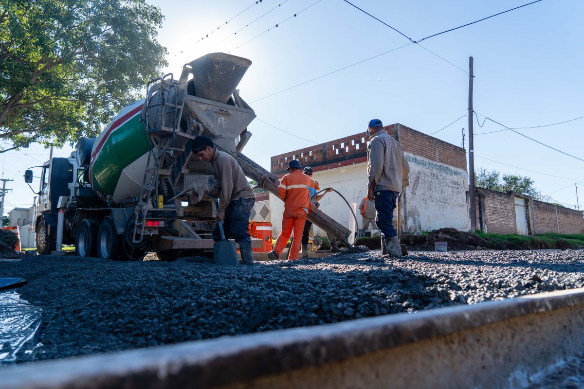 comunicacion_dp's tweet photo. 🚧 La ciudad sigue mejorando sus calles y avenidas.

Avanza la rehabilitación integral con asfalto en calle Mariano Fragueiro, entre Quevedo y Castelar: 500 metros renovados para una circulación más segura y fluida. 🛣️

A diferencia del bacheo, esta intervención recupera tramos completos, mejorando de fondo la calzada y la seguridad vial.

En paralelo, el Plan de Reparación Vial Integral sigue activo en distintos frentes: avenida Duarte Quirós, Alem, Marcelo T. de Alvear, Costanera, Florencio Parravicini, Vélez Mariconde, Cañada de Gómez, Naciones Unidas, Enrique Finocchietto, Cacheuta y Huiliches, avenida Vélez Sarsfield y calle Defensa.

Además, avanzan tareas de mantenimiento en calles de tierra en barrios como Floresta Norte, San Felipe, Villa Unión, Recreo Norte, Barrio 25 de Mayo, Ampliación Altos de Vélez Sarsfield y Camino Las Chacras. 💪