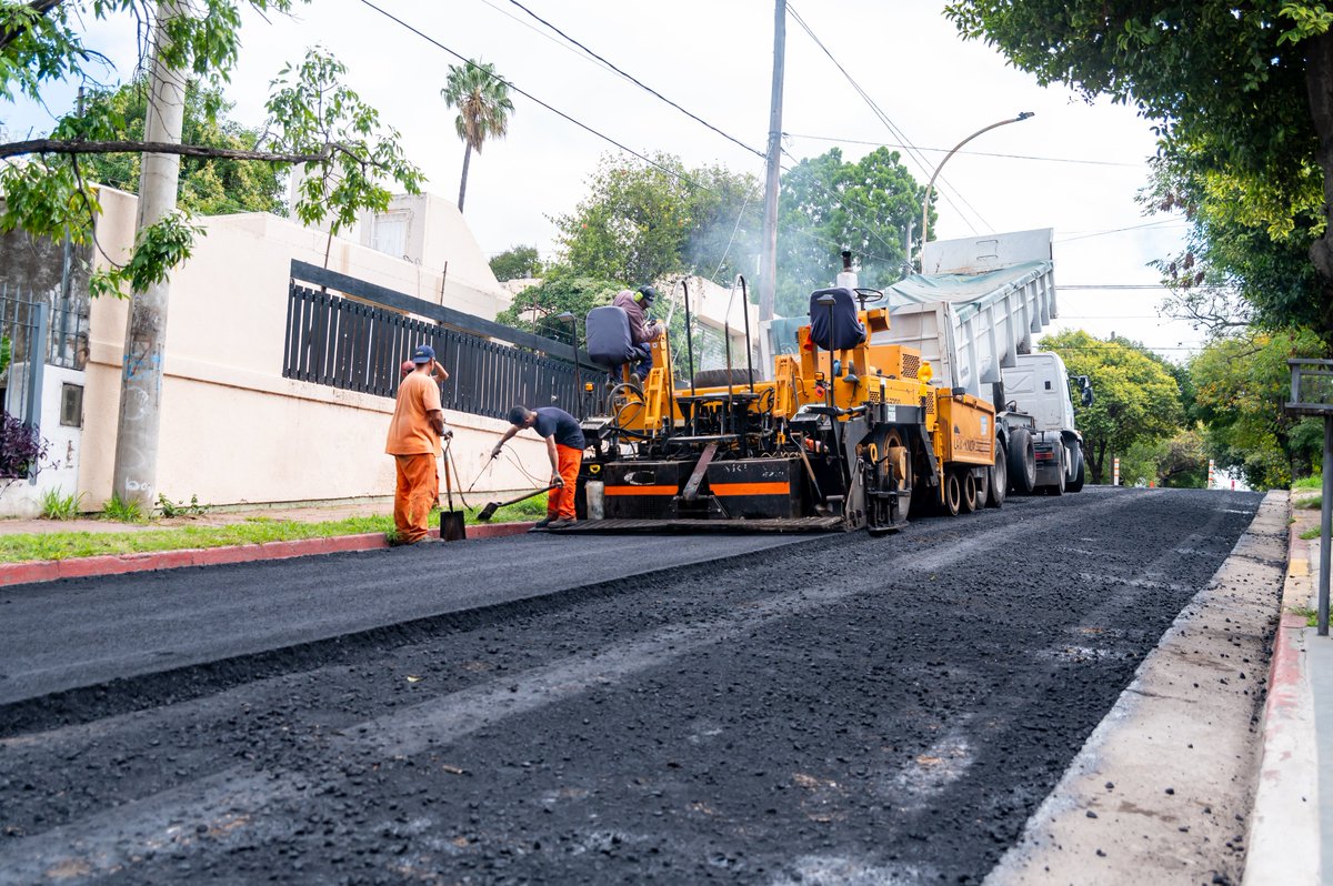 comunicacion_dp's tweet photo. 🚧 La ciudad sigue mejorando sus calles y avenidas.

Avanza la rehabilitación integral con asfalto en calle Mariano Fragueiro, entre Quevedo y Castelar: 500 metros renovados para una circulación más segura y fluida. 🛣️

A diferencia del bacheo, esta intervención recupera tramos completos, mejorando de fondo la calzada y la seguridad vial.

En paralelo, el Plan de Reparación Vial Integral sigue activo en distintos frentes: avenida Duarte Quirós, Alem, Marcelo T. de Alvear, Costanera, Florencio Parravicini, Vélez Mariconde, Cañada de Gómez, Naciones Unidas, Enrique Finocchietto, Cacheuta y Huiliches, avenida Vélez Sarsfield y calle Defensa.

Además, avanzan tareas de mantenimiento en calles de tierra en barrios como Floresta Norte, San Felipe, Villa Unión, Recreo Norte, Barrio 25 de Mayo, Ampliación Altos de Vélez Sarsfield y Camino Las Chacras. 💪