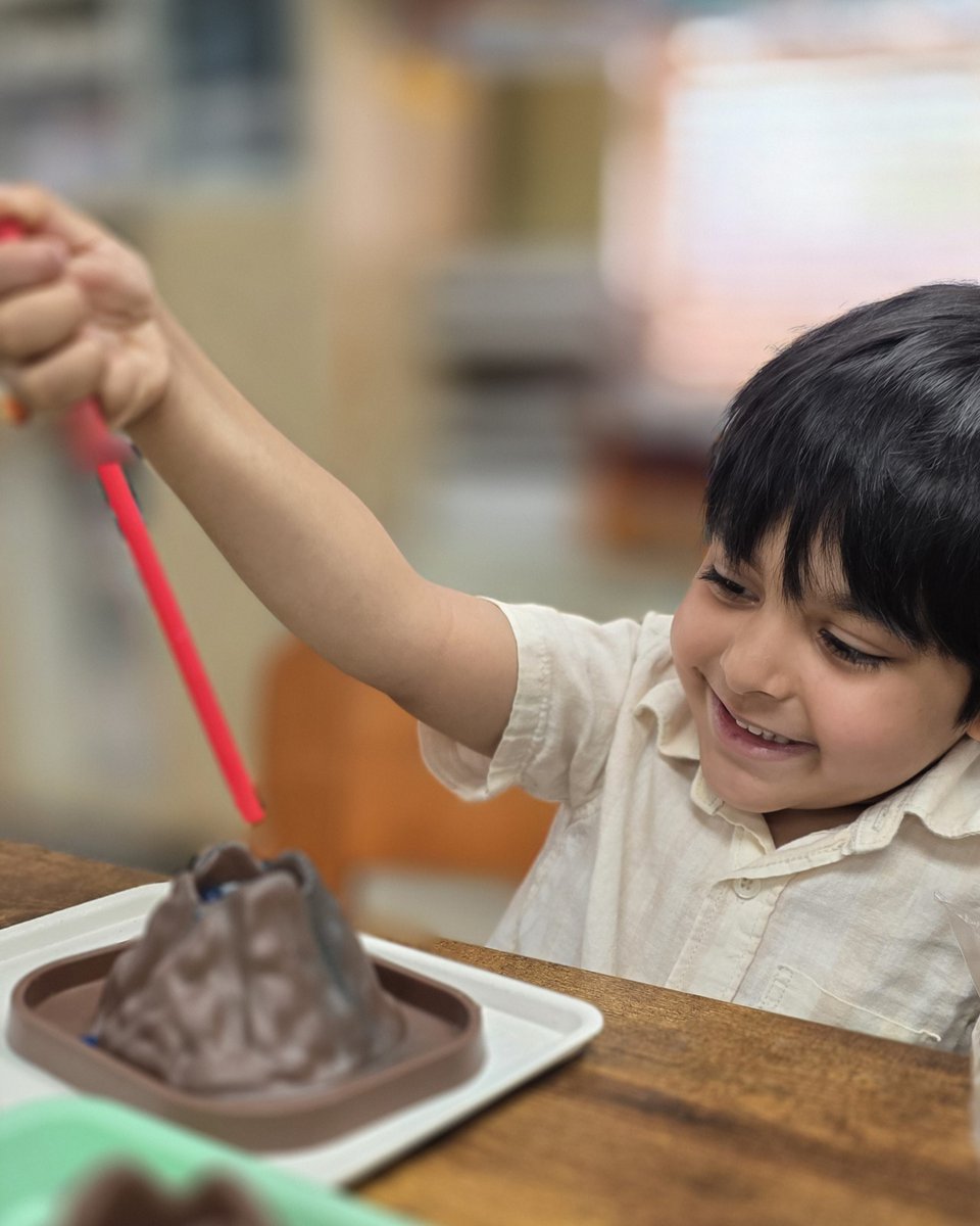 pprepschool's tweet image. Robins loved the classic baking soda + vinegar volcano! 🌋 The fizzing eruption is a fun way to explore reactions and make predictions. Science is always more memorable when students can see it in action. 🔬#ScienceFun #STEMLearning #HandsOnLearning #YoungScientists #Chemistry