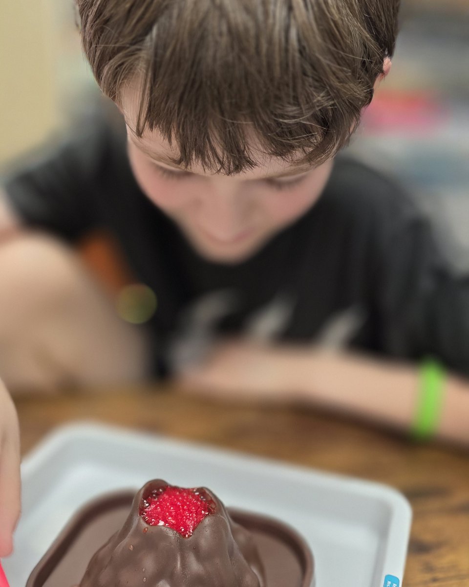 pprepschool's tweet image. Robins loved the classic baking soda + vinegar volcano! 🌋 The fizzing eruption is a fun way to explore reactions and make predictions. Science is always more memorable when students can see it in action. 🔬#ScienceFun #STEMLearning #HandsOnLearning #YoungScientists #Chemistry