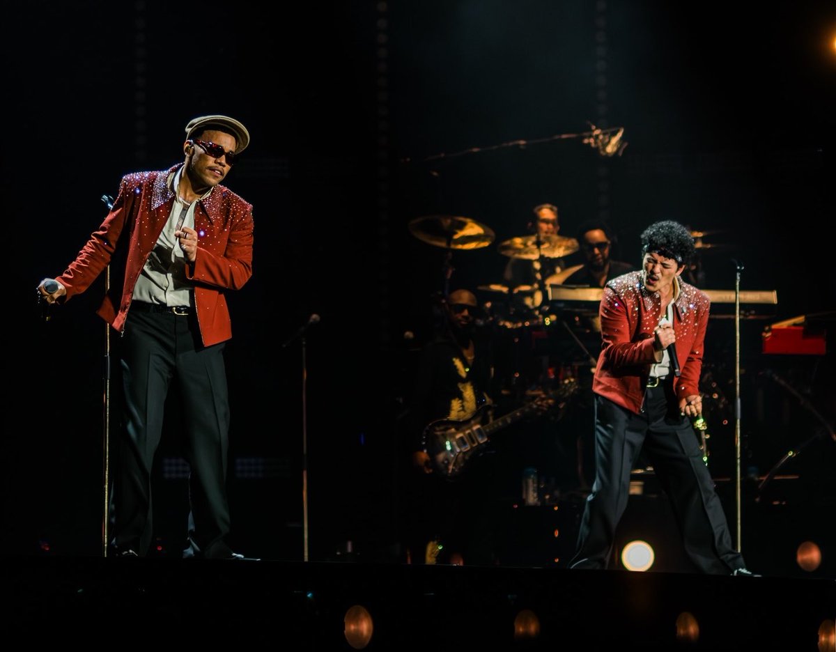Bruno Mars y Anderson Paak reunidos en el escenario como Silk Sonic durante The Romantic Tour en Las Vegas