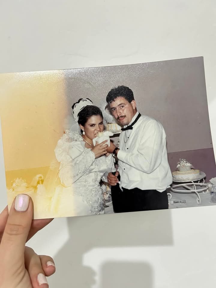 Javisness's tweet photo. Mis papás a sus 23 /// yo a mis casi 26 con carrera terminada https://t.co/Kjvn6d3W1h