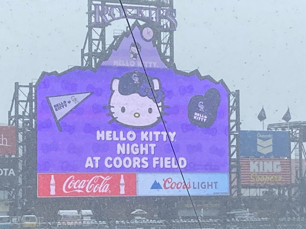 daisukesugiura's tweet image. Welcome to the Winter Wonderland. It’s Hallo Kitty Night too.