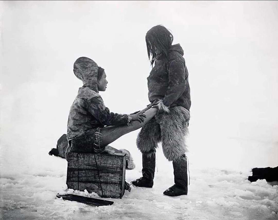 fasc1nate's tweet photo. Inuit man warms his wife's feet. Photo by Robert Peary, 1880-1890s.

The coolest photos ever taken: https://t.co/Pgcn2bknZu https://t.co/cFFYi0aCdR