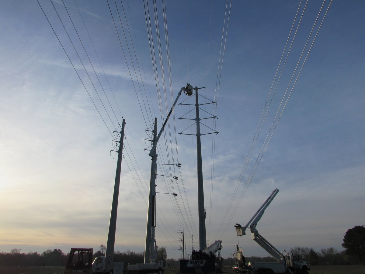 MattDomEnergy's tweet photo. Stay alert on the roads.

@DomEnergySC contractors will install new power lines across I‑77 near Blythewood this weekend.  

For safety, @schighwaypatrol will briefly stop traffic near mile marker 25. Delays should only last a few minutes.
@SCDOTPress
@SCDOTMidlands https://t.co/SU0byeiqv7