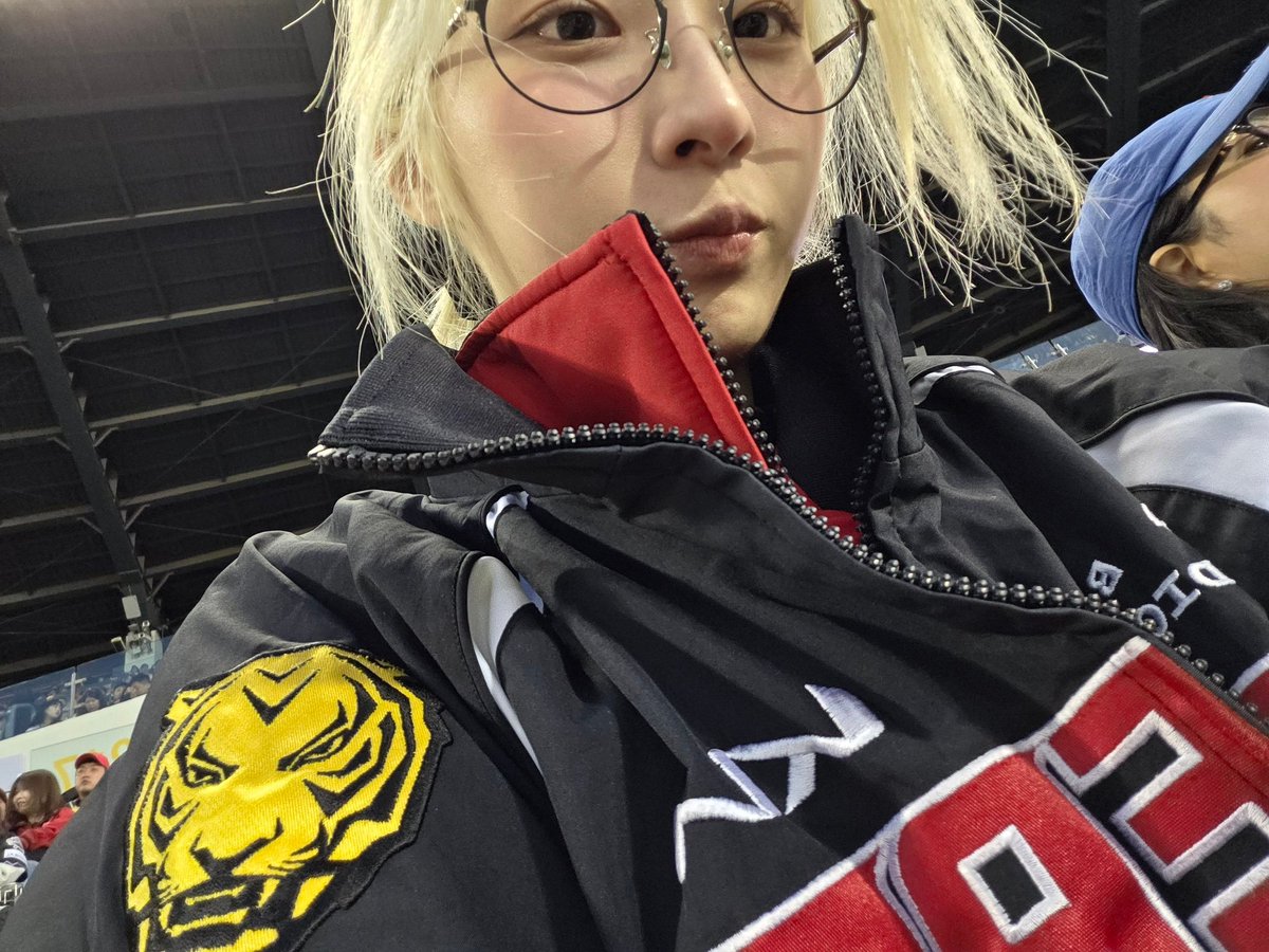 G • loves Jinsoul tweet media
