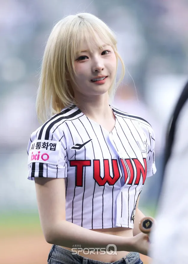 G • loves Jinsoul tweet media