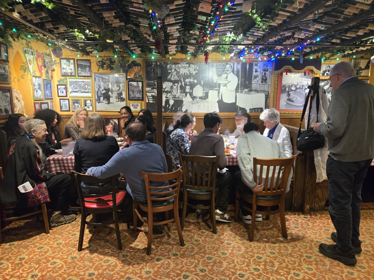 uchicagolab's tweet photo. Lab alumni from the classes of 1953–2025 gathered in LA and Palo Alto for two West Coast evenings of stories, laughter, and long-awaited reunions.

Great to see old connections pick back up and a few new memories made too.❤️

#LabAlumni #UChicagoLab #WestCoast #LabCommunity https://t.co/fsVWiatqed