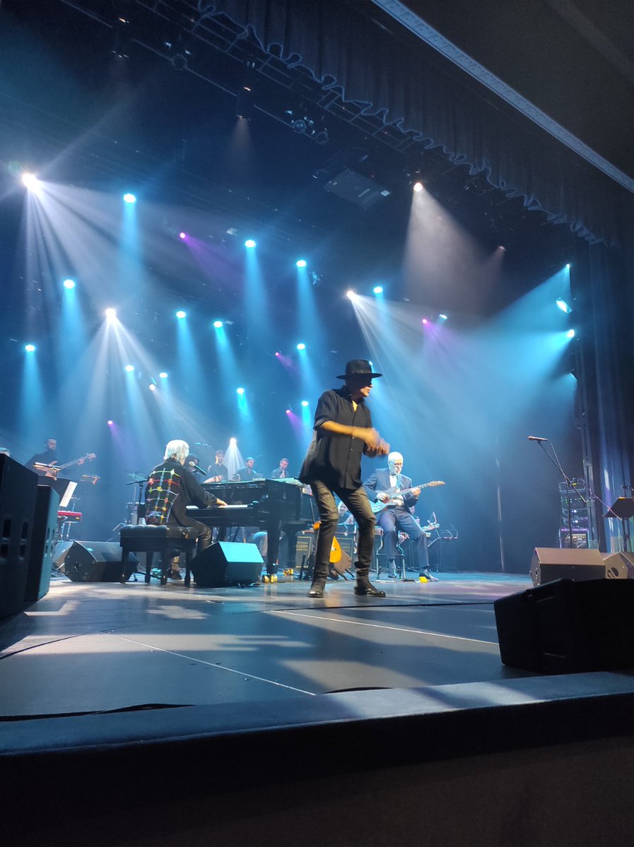 B_Inga's tweet image. Tomēr vienu foto atļāvos izveidot.Varbūt sākumā man šķita,ka eju uz būmeru ballīti,bet man tas izcēla visu,ko var izcelt- bērnību,jaunību,draugus, radus,paziņas,atsauca atmiņā tik daudz notikumus.Instrumentālie gabali vispār bomba un tas,kā Uldis spēlē klavieres! ❤️ #REMIX