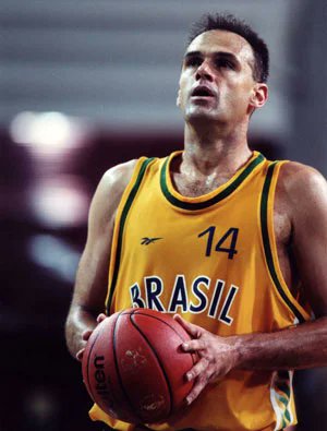 Oscar Schimidt, um GIGANTE do esporte brasileiro. Era tão apaixonado pelo 🇧🇷 que nunca aceitou a NBA. Sabem pq? Na época quem atuava na liga norte-americana não podia atuar pela seleção.

Obrigado, mão santa. O maior jogador de basquete da história do Brasil!