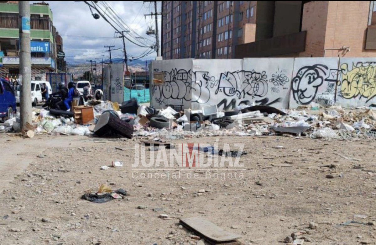 juanmdiazma's tweet photo. 🗣️🚨#Denuncia en Bosa, un punto crítico de basuras y escombros ya está afectando la salud de la comunidad. Esta situación ocurre frente al Colegio Distrital Santiago de las Atalayas, la acumulación de escombros, llantas y residuos ha generado presencia de roedores, aguas estancadas y olores fétidos.

Por este sector transitan a diario personas mayores y niños, expuestos a riesgos sanitarios. Este problema refleja tanto fallas en el manejo del espacio público como en la cultura ciudadana. El llamado es urgente a las entidades para intervenir de manera inmediata: limpiar la zona, controlar la infestación y sancionar a los infractores.  @AlcaldiadeBosa @AguasBogota @Uaesp