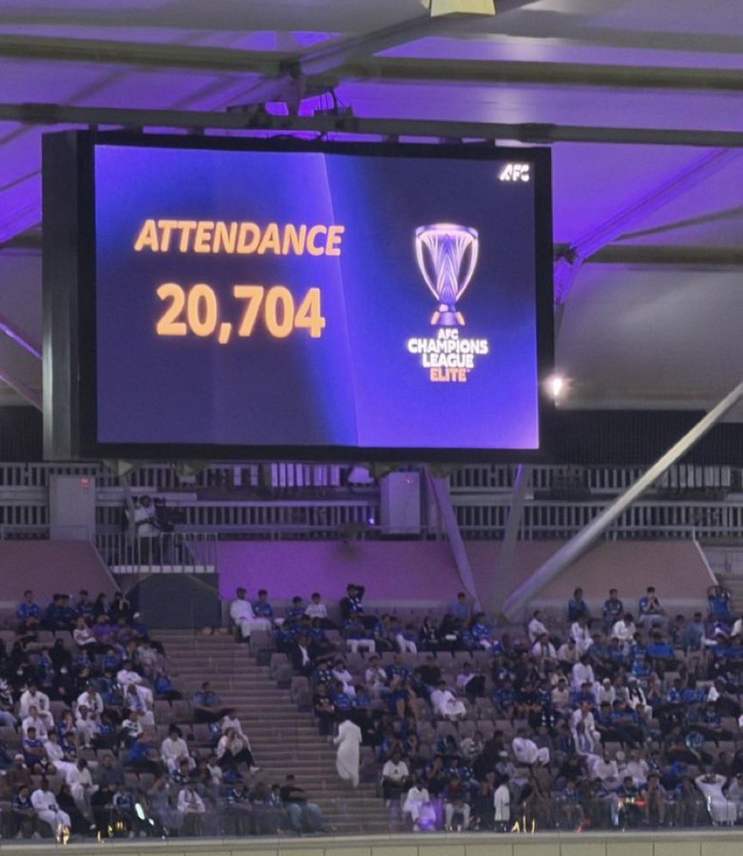 وهذا حضور الهلال بوسط الأسبوع بدون توزيع تذاكر ورغم تأخر نزول دفعات التذاكر حتى يوم المباراة، جمهور كان يستاهل يفرح بالبطولة

الله يعوضهم الموسم القادم بإدارة ولاعبين يقدرونهم ويعجل بخروج كل فاشل كان سبب بالعمل الكارثي هالموسم