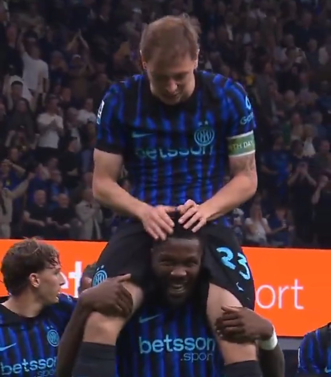 Out of Context Inter tweet media