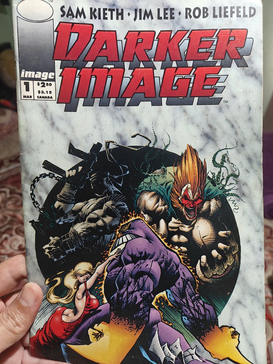 GeorgiBagration's tweet image. Oh, es cierto!
Creo que nunca les había dicho que hubo una época en la que leía cómics también, especialmente de #imagecomics y #darkhorsecomics 
Es más, recordé que aún tengo la primera edición de #deathblow y #darkerimage , en donde debutó el primero.