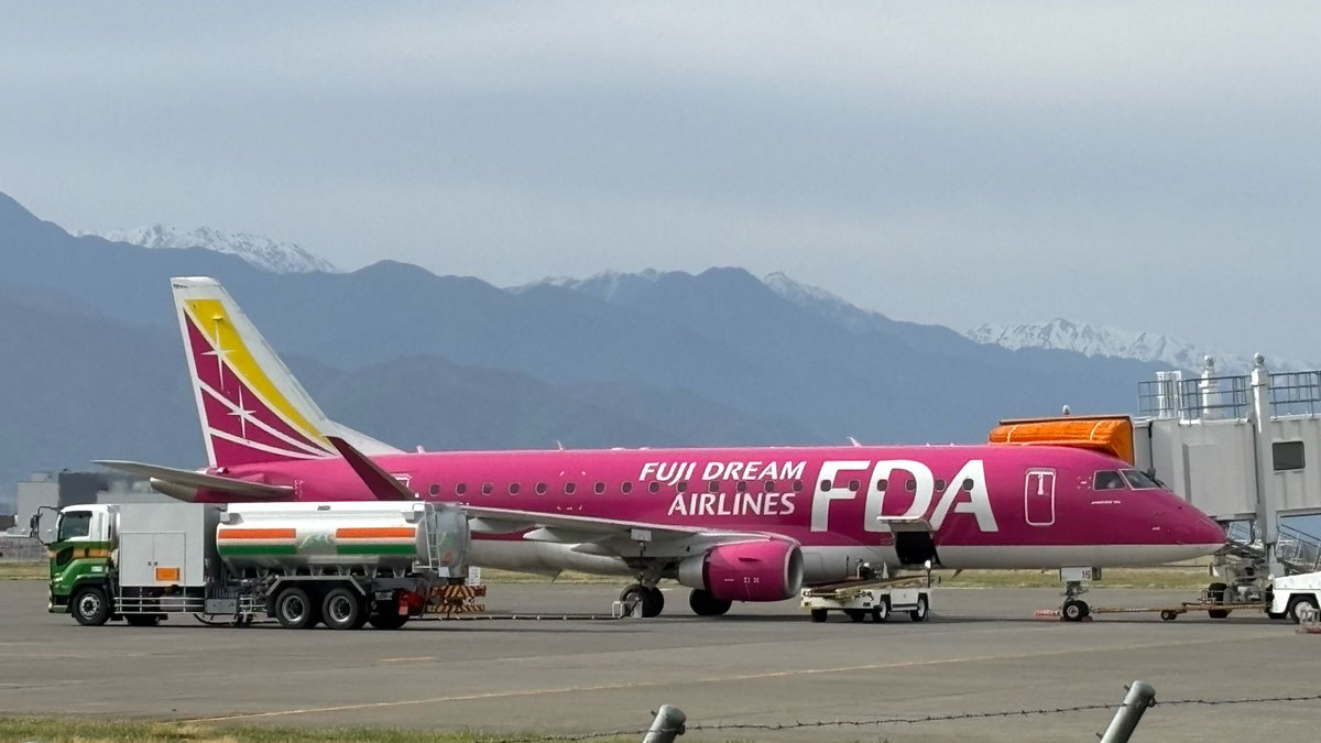 kanayu51's tweet image. おはようございます☀

ソメイヨシノ🌸が咲き終わり
田んぼでは今年も田植えの準備が…🌾
季節は少しずつ動いていますね🌿
今日は土曜日✨
お仕事の方も 休日の方も
みなさま 良い一日を🪴

＊＊Roseさん🌹やまびこさん🚁＊＊

#フジドリームエアラインズ
#FDA