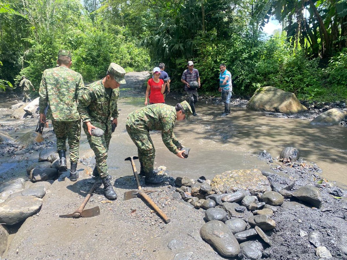 Ejercito_Div5's tweet photo. 🚨 Emergencia en Villeta

El desbordamiento de una quebrada en Alto de Torres dejó lodo, piedras y la vía totalmente bloqueada.

💪 En minutos, tropas del Batallón de Infantería N.° 38 reaccionaron y lograron:

✅ Restablecer la movilidad
✅ Apoyar a la comunidad afectada
Seguimos en el terreno, donde más se necesita. 

#Brigada13
#SiempreATuLado
#NuestroCompromisoEs🇨🇴