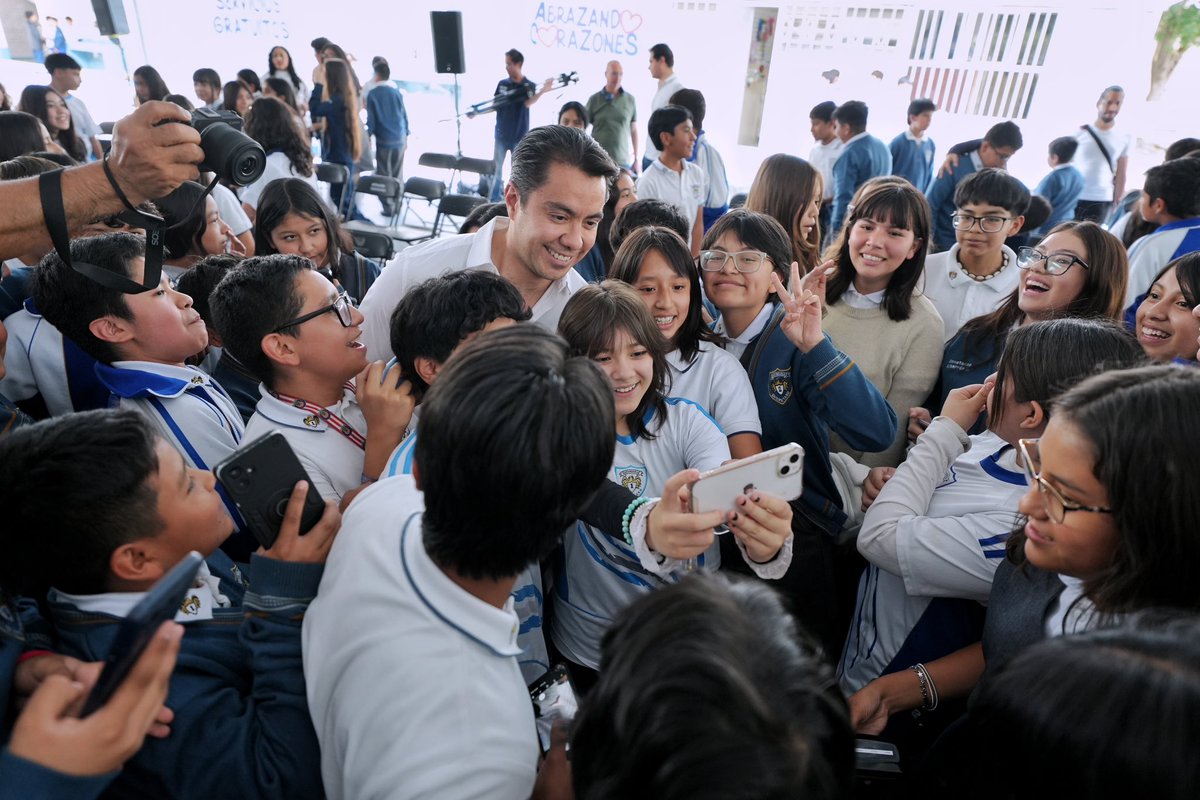 FeliFerMacias's tweet photo. No quiero que una sola niña, niño o joven con problemas de la vista se quede sin sus lentes.

Hoy ya hemos entregado más de 21 mil lentes a jóvenes de Querétaro, porque ver bien también es tener la oportunidad de aprender, crecer y cumplir sueños.

Seguimos trabajando para que en Querétaro nadie se quede atrás.

#QuerétaroConFuturo