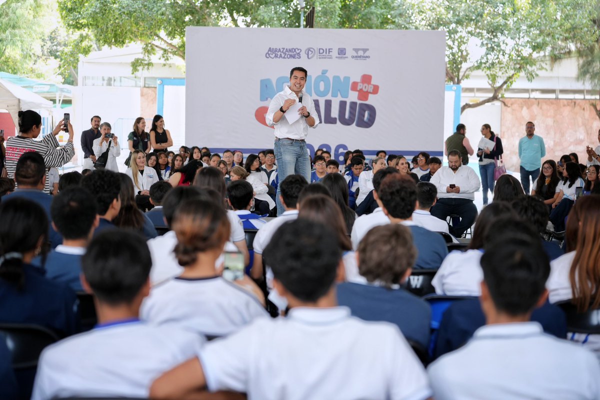 FeliFerMacias's tweet photo. No quiero que una sola niña, niño o joven con problemas de la vista se quede sin sus lentes.

Hoy ya hemos entregado más de 21 mil lentes a jóvenes de Querétaro, porque ver bien también es tener la oportunidad de aprender, crecer y cumplir sueños.

Seguimos trabajando para que en Querétaro nadie se quede atrás.

#QuerétaroConFuturo