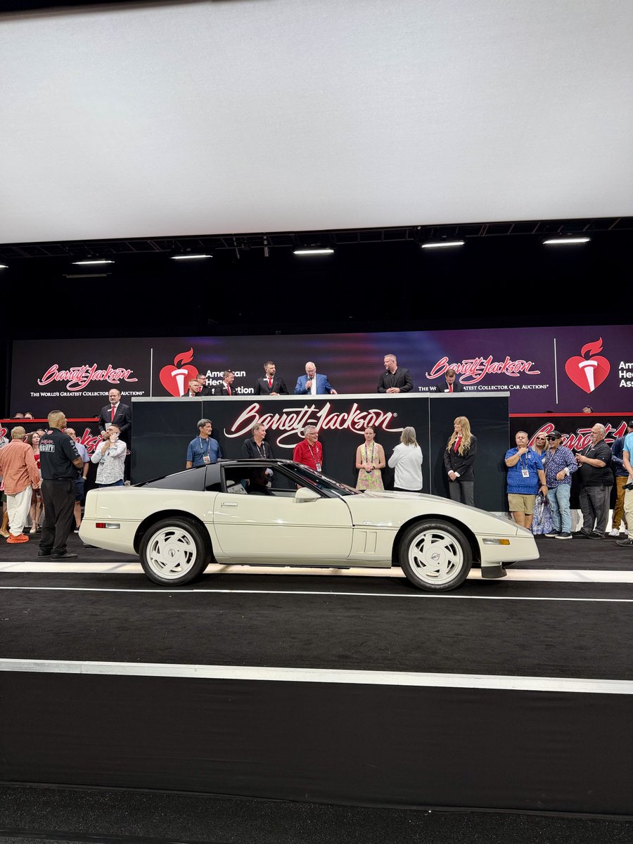 Barrett_Jackson's tweet image. A special sale for a special cause. This 1988 @Chevrolet #Corvette 35th Anniversary Edition just sold three times for a total of $285,000, with the entire hammer price benefiting the @American_Heart Association.

Learn more: bit.ly/PB26TW-1988Che…