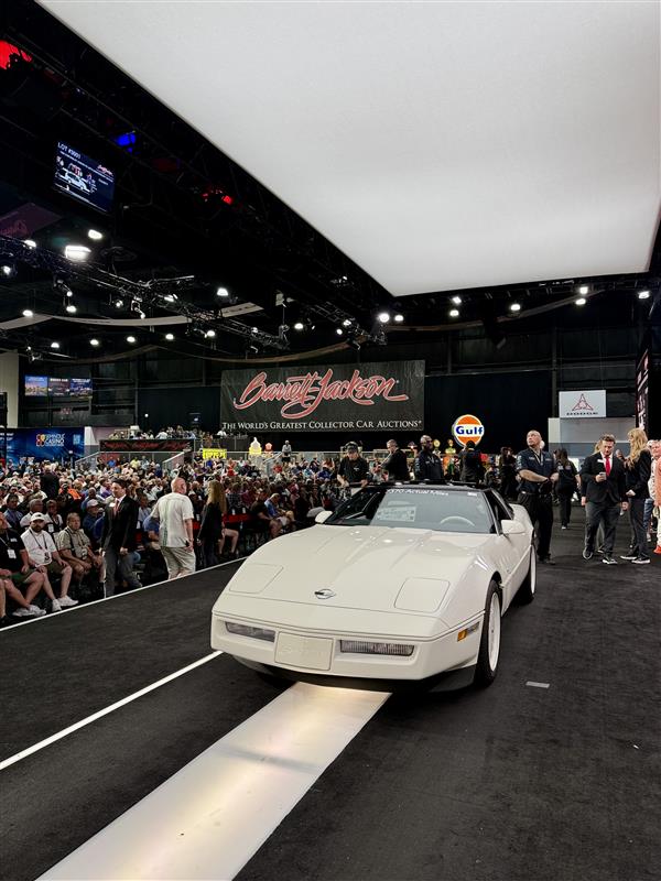 Barrett_Jackson's tweet image. A special sale for a special cause. This 1988 @Chevrolet #Corvette 35th Anniversary Edition just sold three times for a total of $285,000, with the entire hammer price benefiting the @American_Heart Association.

Learn more: bit.ly/PB26TW-1988Che…