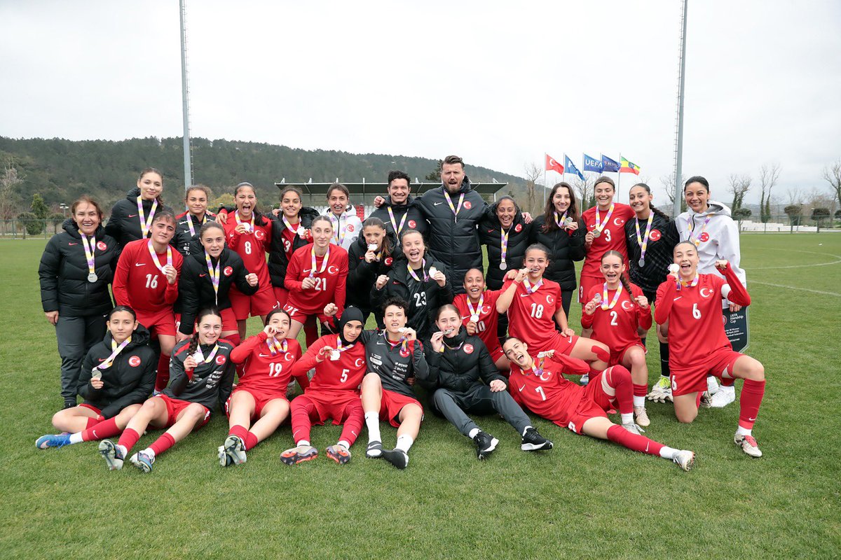 MilliTakimlar's tweet photo. Türkiye Futbol Federasyonu'nun üst üste üçüncü kez ev sahipliği yaptığı UEFA Dostluk Kupası'nda mücadele eden U18 Millî Takımımız turnuvayı üçüncü olarak tamamladı. 

Ay-Yıldızlı ekibimiz, üçüncülük maçında Etiyopya'yı Elif Ceren Mutlu, Elif Esra Şanlı ve Azra Deniz'in attığı gollerle 3-1 mağlup etti.

#BizimÇocuklar 🇹🇷