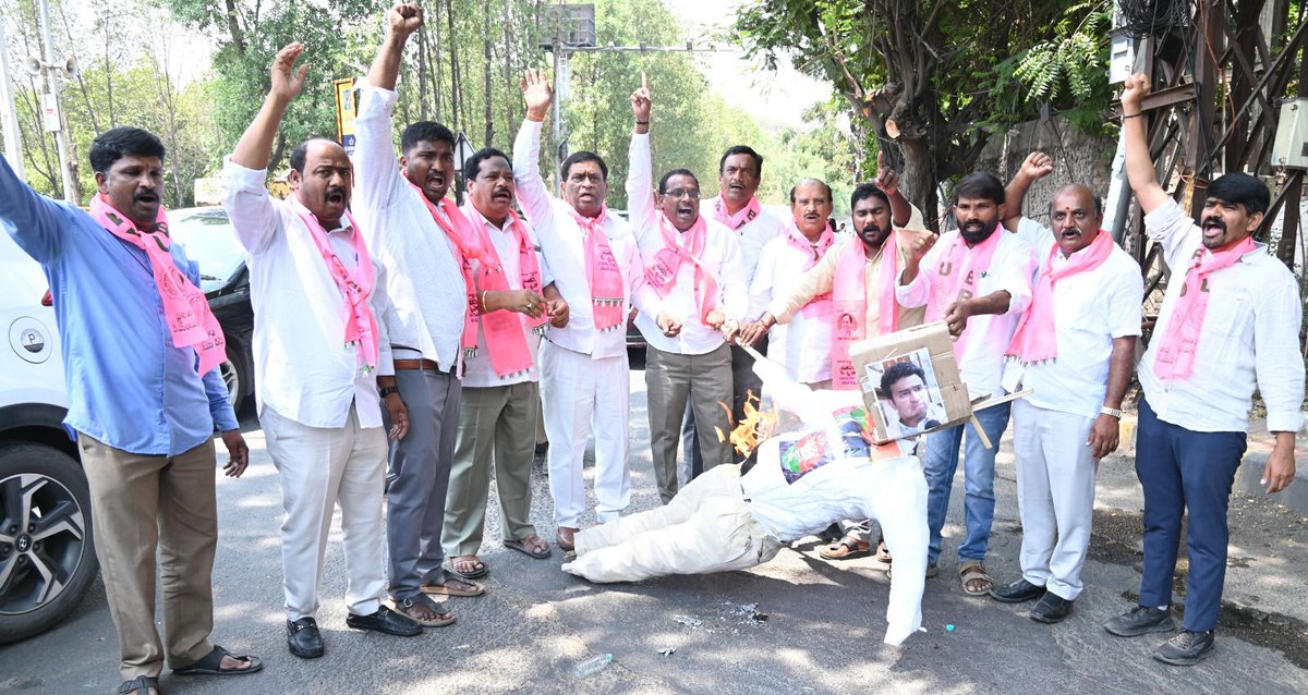 NSKBRSV's tweet photo. పార్లమెంట్లో తెలంగాణ రాష్ట్ర ఏర్పాటుకు వ్యతిరేకంగా మాట్లాడిన బిజెపి ఎంపీ తేజస్వి సూర్య దిష్టిబొమ్మను బంజారాహిల్స్ చౌరస్తాలో దగ్ధం చేసిన బిసి కమిషన్ మాజీ సభ్యులు కిశోర్ గౌడ్, బిఆర్ఎస్వి రాష్ట్ర నాయకులు నెమ్మాది శ్రావణ్ కుమార్ @KTRBRS @jagadishBRS @BRSparty @GelluSrinuBRS https://t.co/57CBx16c9V