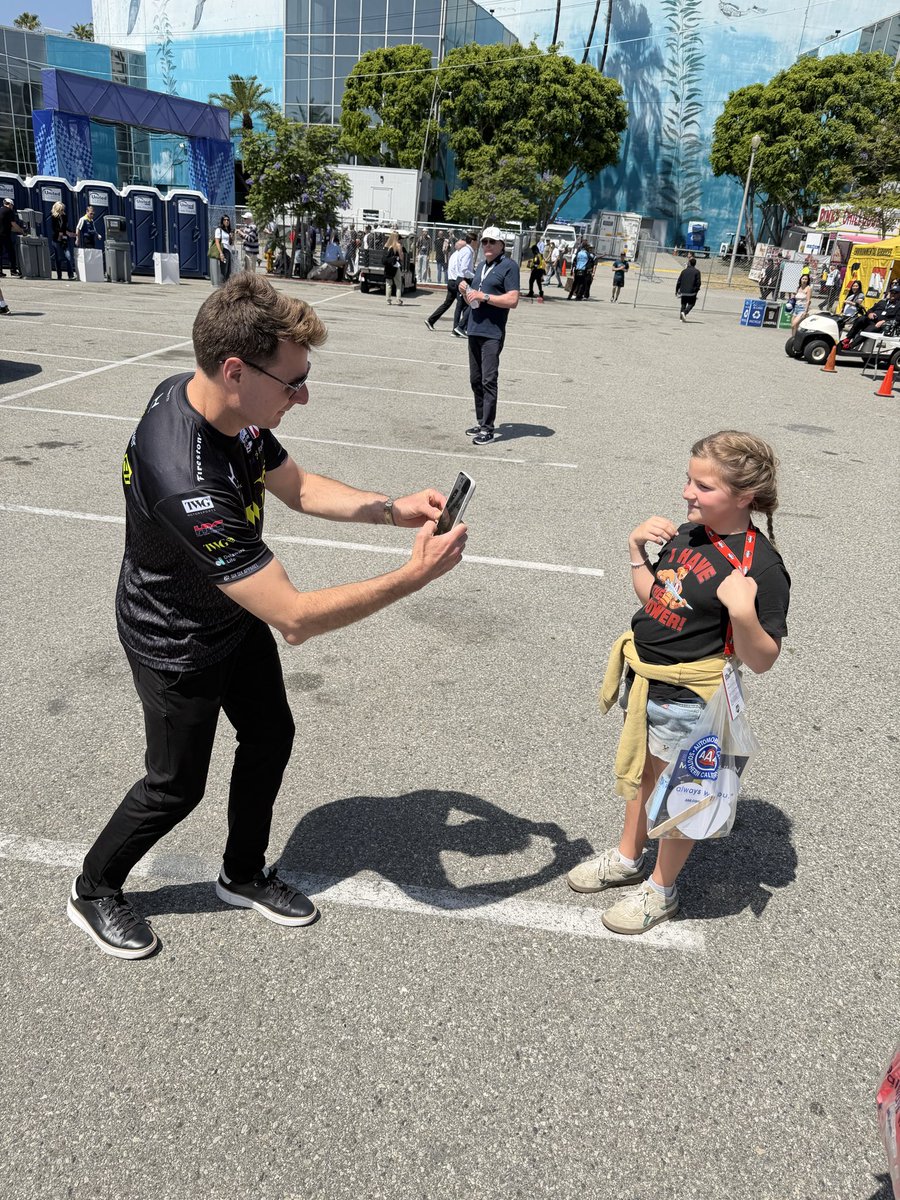 RaceletsPodcast's tweet image. This has got to be one of the cutest pics. @26WillPower_ taking photo of this cutie with her custom made ‘I Have the Power’ t-shirt.

@AndrettiIndy @IndyCar @GPLongBeach 

#WillPower #Andretti #IndyCar #AGPLB