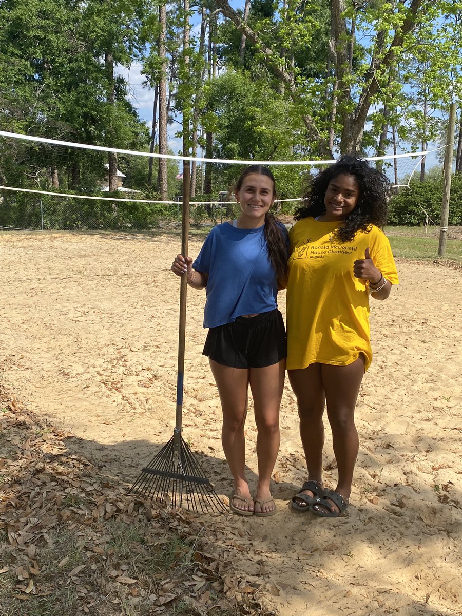 southGAstate's tweet image. Nothing like a little teamwork to kick off the weekend! Students were #CaughtDoingGood by cleaning up the volleyball court to turn it into the perfect spot for some fun and friendly competition! Let the weekend begin! #campuslife #weekendvibes