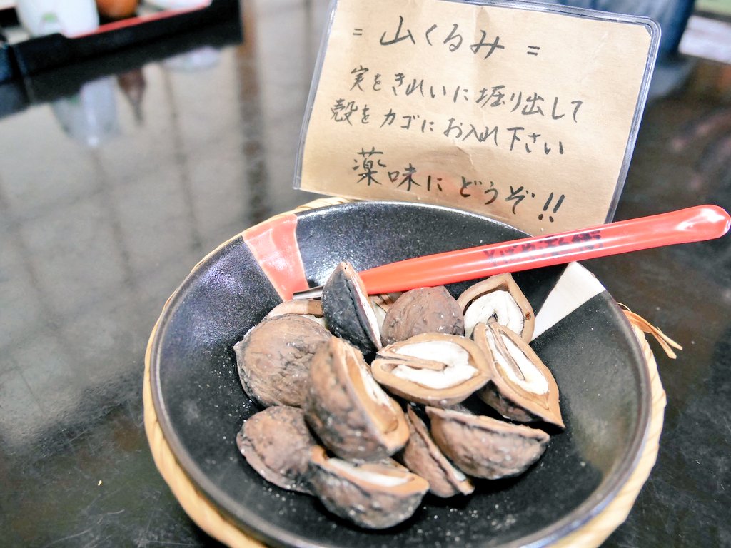 gohantoongaku's tweet image. 【そばや清兵衛】

自家製粉、自家製麺のへぎそば。
のど越しが最高でとってもうまでした。
突き出しの煮物も柚子の香りと共に美味しく、天ぷらもさっくさく。
自分で掘り出す薬味の胡桃も初体験…
美味しかった
#十日町 
#へぎそば 
#soba 
#japanisch 
#新潟 
#蕎麦