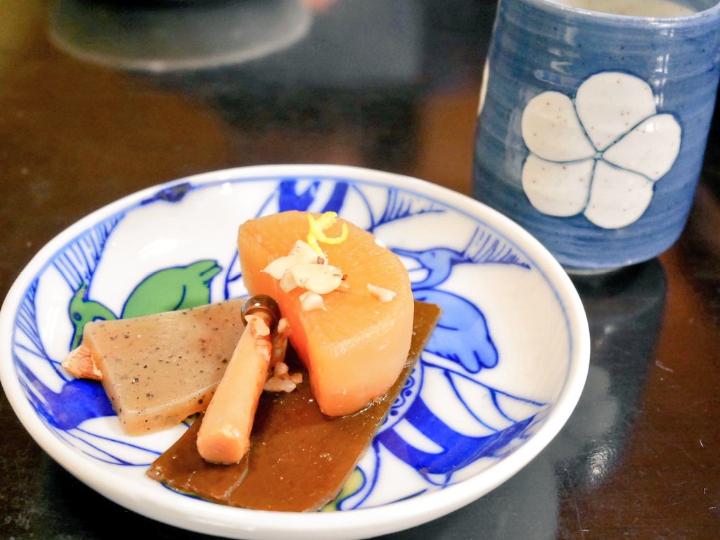 gohantoongaku's tweet image. 【そばや清兵衛】

自家製粉、自家製麺のへぎそば。
のど越しが最高でとってもうまでした。
突き出しの煮物も柚子の香りと共に美味しく、天ぷらもさっくさく。
自分で掘り出す薬味の胡桃も初体験…
美味しかった
#十日町 
#へぎそば 
#soba 
#japanisch 
#新潟 
#蕎麦