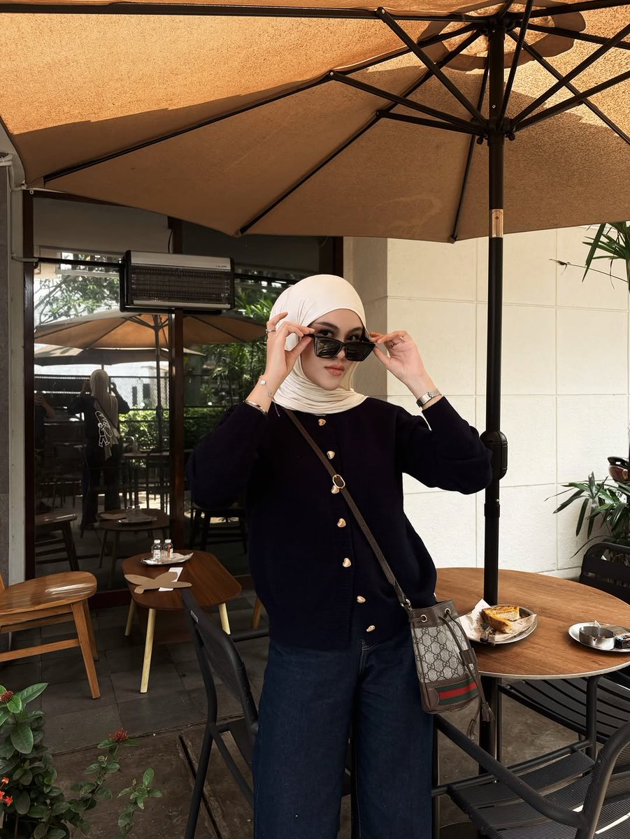 Nora75ini's tweet photo. #StyleInspo #ModestFashion #OOTD #ChicStyle #MinimalLook #FashionDaily #StreetStyle #ClassyVibes #SoftLife #CafeMood https://t.co/SjX6W7cj9o