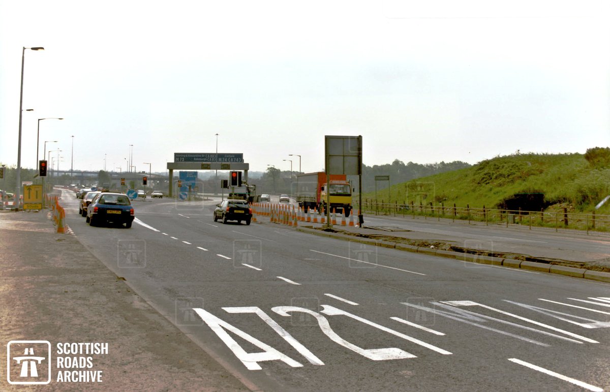 ScotRoadArchive's tweet image. We have three new photos for you today! 🛣

They show the terminus of the M74 at Maryville as it existed between 1968 and 1993, before the motorway was extended into #Glasgow. 

The W3W location is throw.hosts.folds if you want to compare to today! 🧐

#archives #scotland