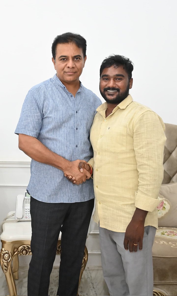 NSKBRSV's tweet photo. ఈరోజు హైదరాబాద్ బంజారాహిల్స్ లోని నంది నగర్ నందు తెలంగాణ రాష్ట్ర బిఆర్ఎస్ పార్టీ వర్కింగ్ ప్రెసిడెంట్ &amp; మాజీ మంత్రివర్యులు &amp; సిరిసిల్ల నియోజకవర్గ శాసనసభ్యులు శ్రీ @KTRBRS గారిని మర్యాదపూర్వకంగా కలవడం జరిగింది.. @jagadishBRS @BRSparty @GelluSrinuBRS https://t.co/YgyB2NvGjK