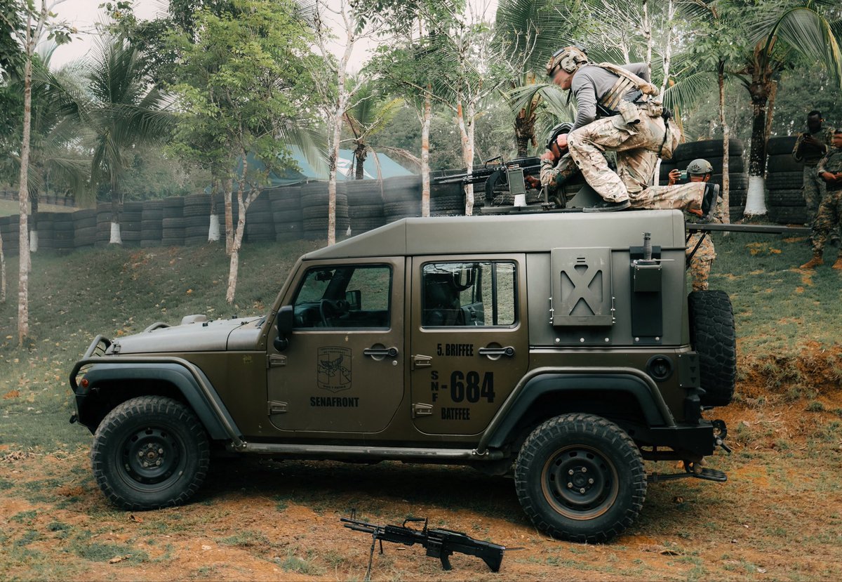 SOCSOUTH's tweet image. 📍🇵🇦

U.S. Army Green Berets train alongside SENAFRONT’s la Brigada de Fuerzas Especiales (BRIFFEE) in Metetí, Panama, leading mounted M60 machine gun drills and tactical combat casualty care training.

#SOF #Partnerships #Panama

📸 U.S. Army photos by 1st Lt. Sarah B. Morgan