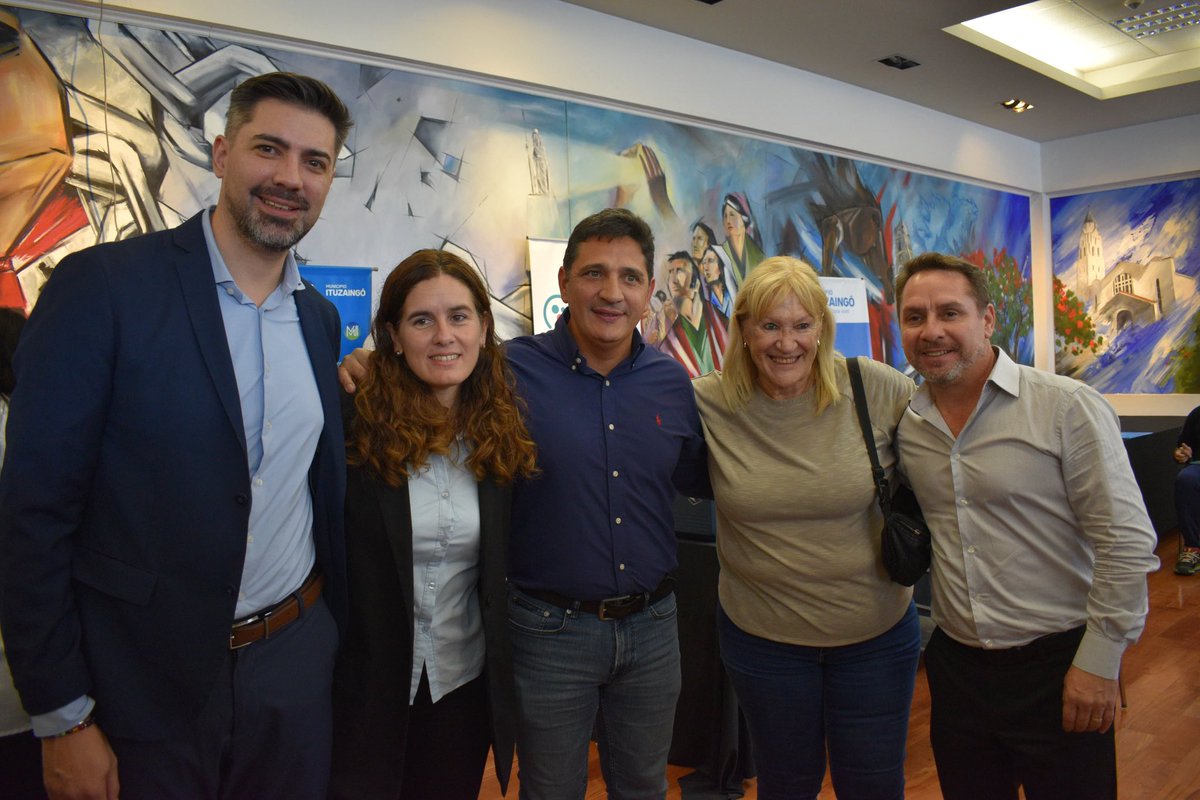 MartinMarinucci's tweet photo. Esta mañana llegamos a Ituzaingó con el operativo itinerante de impresión y emisión de Pases Libres Multimodales.

Junto al intendente @PablocDescalzo hicimos entrega de más de 400 pases, acercando este derecho a personas trasplantadas, personas con discapacidad y a quienes se encuentran en lista de espera.

Nos acompañaron los subsecretarios @DamiContrerasOk y @eduardofeijoo_, los directores @SibilaBotti, Jorge Orzali y Nahuel Farberoff, la concejala Silvia Castillo y el consejero escolar Alejandro Romero.

Seguimos trabajando para garantizar más accesibilidad, inclusión y cercanía en el transporte en cada distrito de la Provincia.

#TransportePBA #DerechoAViajar #ProvinciaBA