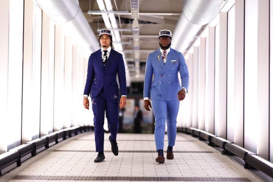 StephStradley's tweet photo. DeMeco Ryans by words and deeds showed he was serious about football by using ammo for 2 of the 6ish players at the top of that draft graded as elite and at premium positions. Surrounded them with pros and teachers. Legit, not wasting time. No rebuild bs. Attractive football ftw https://t.co/gEiXjmrl9j