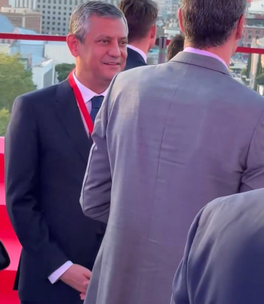 Tamam biz seni sevmiyoruz özgür özel ama sende Türkiyeyi temsil ediyon az ciddiyet olsun şu görüntü bizi rahatsız ediyo hayran hayran bakıyo elini bağlıyor falan