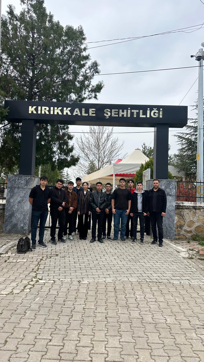 necdet_bagc's tweet photo. Öğretmen ve öğrencilerimiz Kırıkkale Şehitliğini ziyaret ettiler. Tüm şehitlerimizin ruhları şad olsun. 
@tcmeb
@TC_kkalevalilik @kirikkalemem https://t.co/ei64axnwII