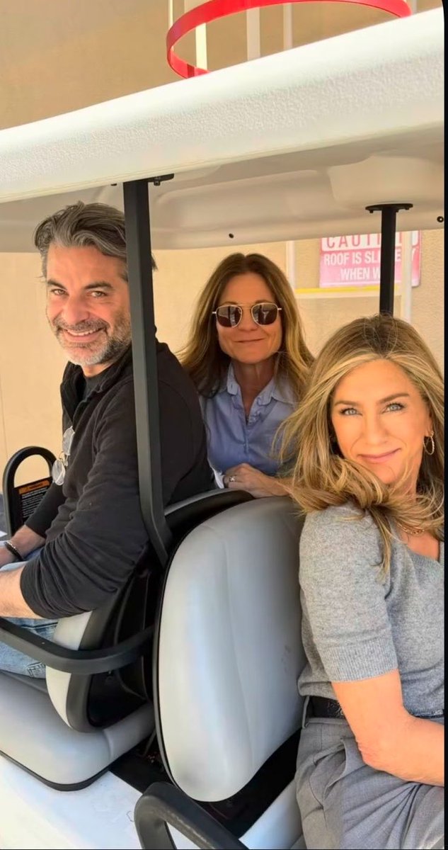 CarolAniston tweet media