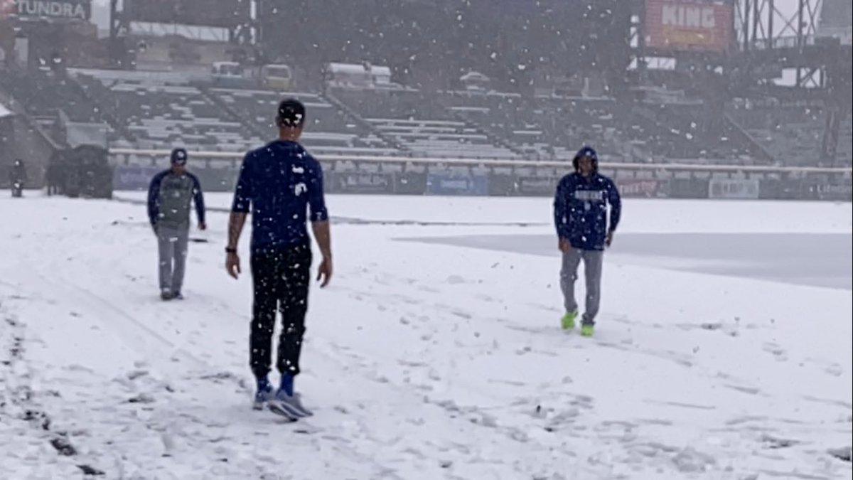 daisukesugiura's tweet image. 雪合戦を始めたプライアー投手コーチ、エベル三塁コーチ。雪をチェックする佐々木朗希投手。　#dodgers